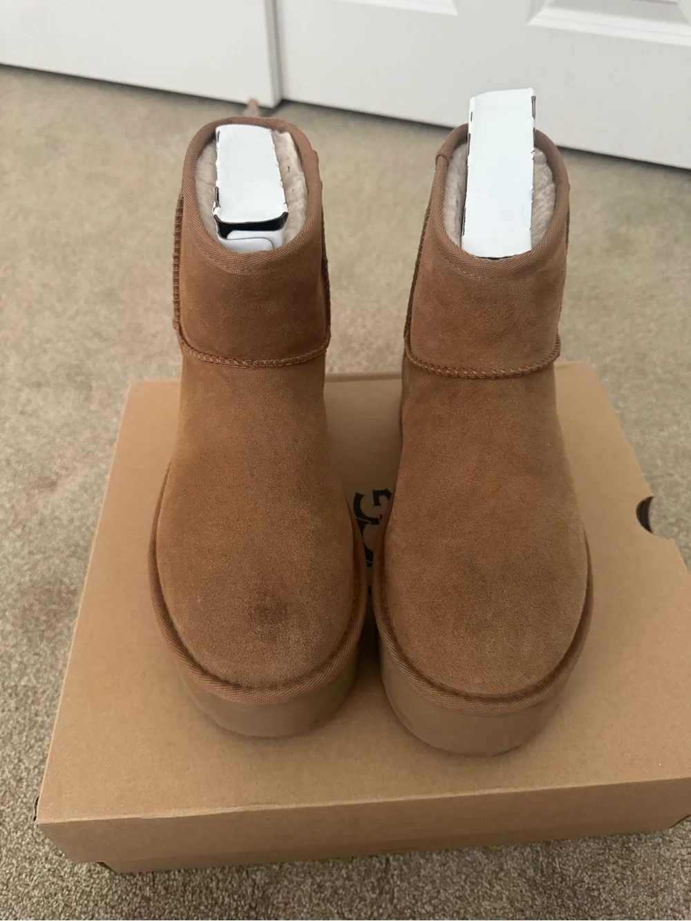 UGG mini chestnut